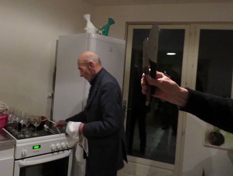 L'Ambass' essuie la vaisselle