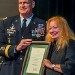 Anne-Marie de Grazia recevant des mains du Général Eric Wendt le DMOR posthume Alfred de Grazia à Fort Bragg 2014. 